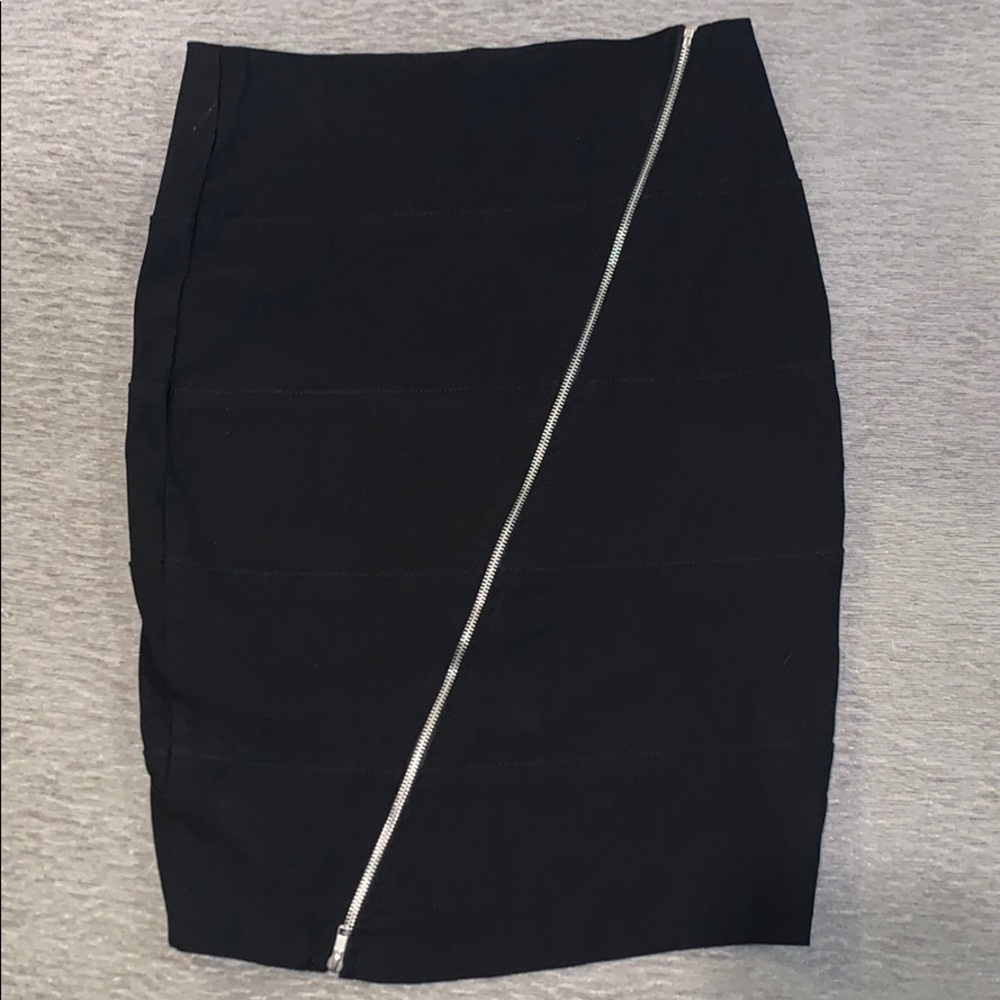Brand : MUST HAVE - 80s style diag zipper up skirt